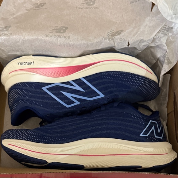 Size 9W- New Balance Navy white - Picture 1 of 8